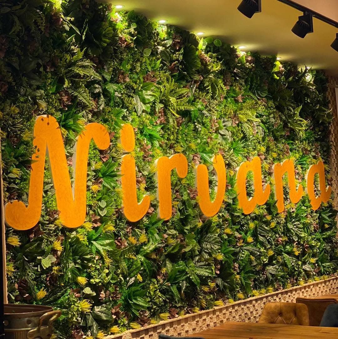 Elegantes Restaurantinterieur des Nirvana Restaurant & Cafe in Essen